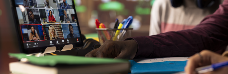 Imagem de um notebook com uma tela de estratégia de marketing