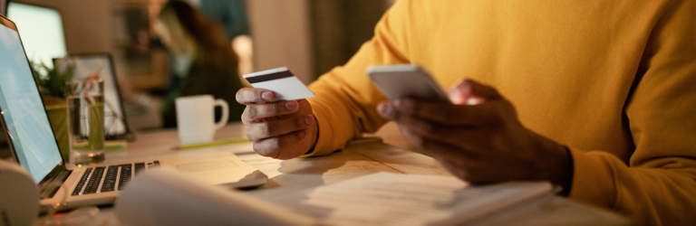 Imagem de um homem branco com barba e óculos sorrindo