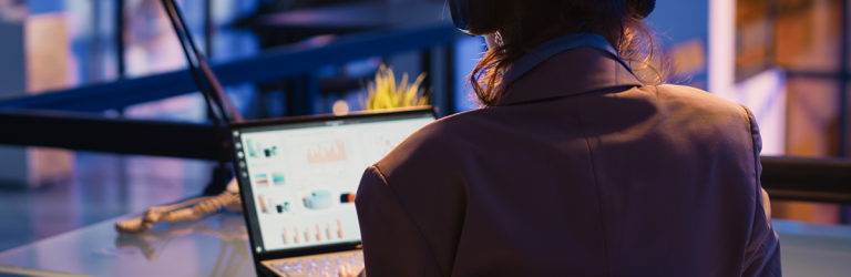 Imagem de uma mulher executiva de terno e segurando uma xícara de café